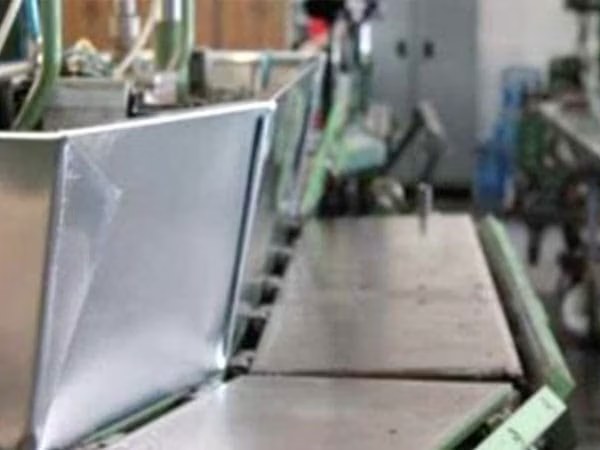Cassettina ossaria in zinco in lavorazione sulla linea di produzione