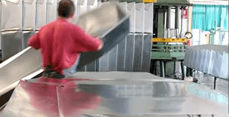 Operatore specializzato durante la formatura della lamiera di zinco